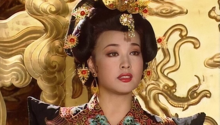 唐嫣罗晋带女儿游迪士尼，夫妻俩打扮严实，罗晋大肚腩穿搭似路人